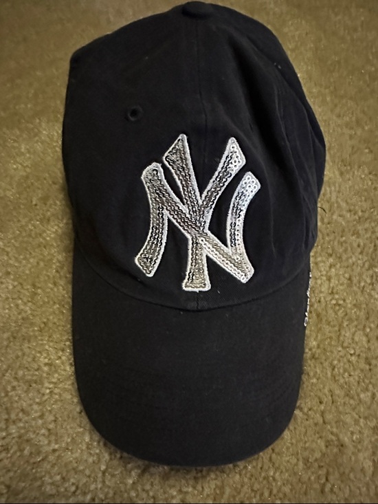 ‘47 Brand Accessories - ‘47 Brand New York Yankees Black Cap with Sequin Logo